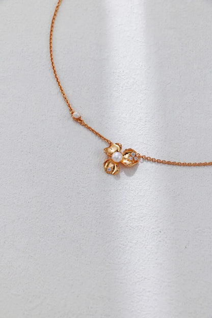 Petal-Shaped Zircon Inlaid Necklace