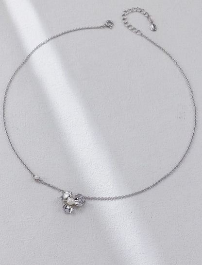 Petal-Shaped Zircon Inlaid Necklace