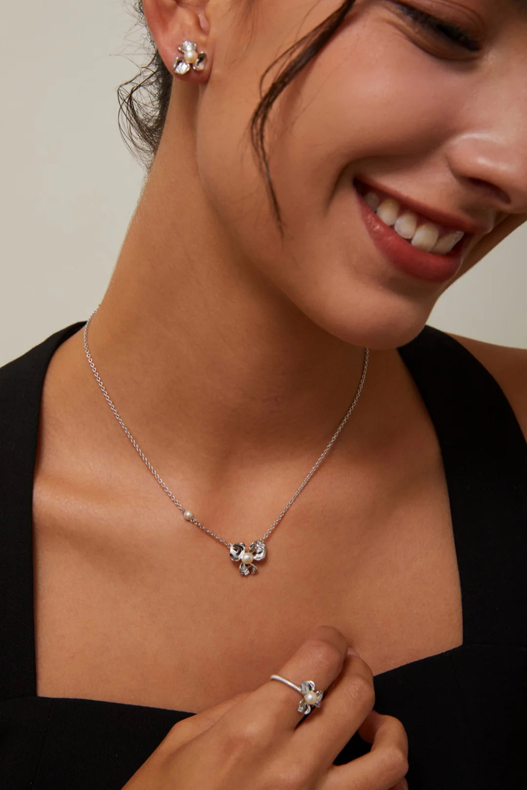 Petal-Shaped Zircon Inlaid Necklace