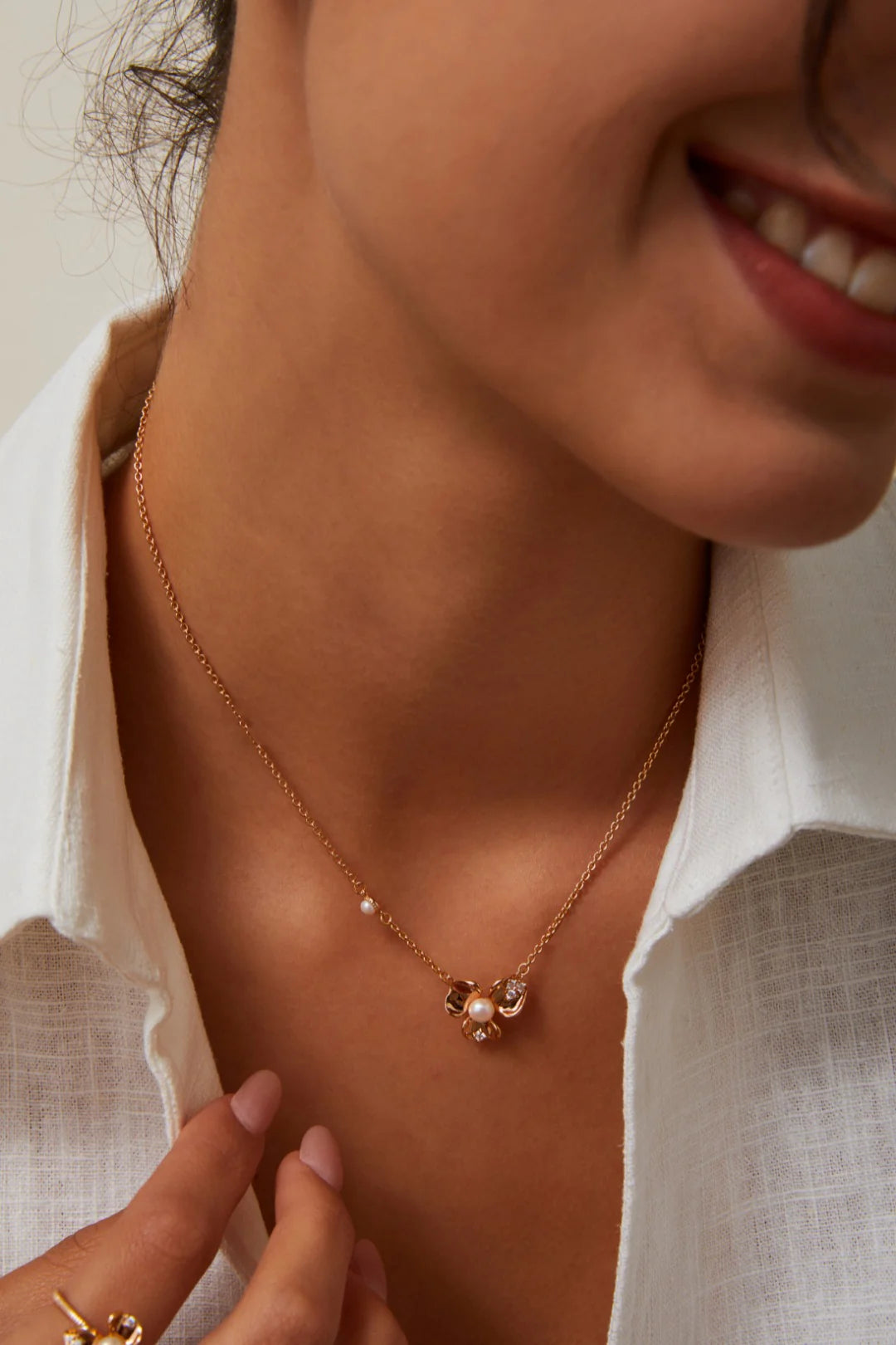 Petal-Shaped Zircon Inlaid Necklace