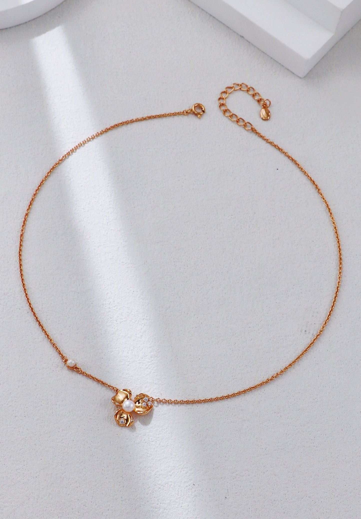 Petal-Shaped Zircon Inlaid Necklace