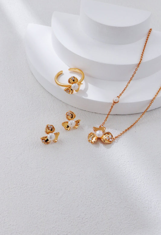 Petal-Shaped Zircon Inlaid Necklace